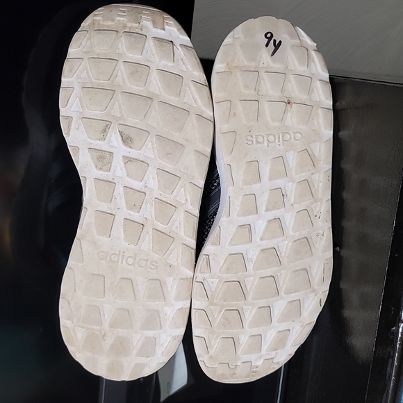 Adidas Questar Flow sneakers.  Size 6. (96) - Picture 5 of 5